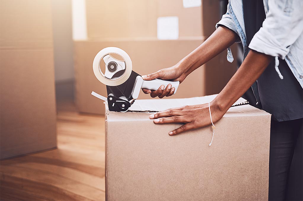 Closing a box with packing tape